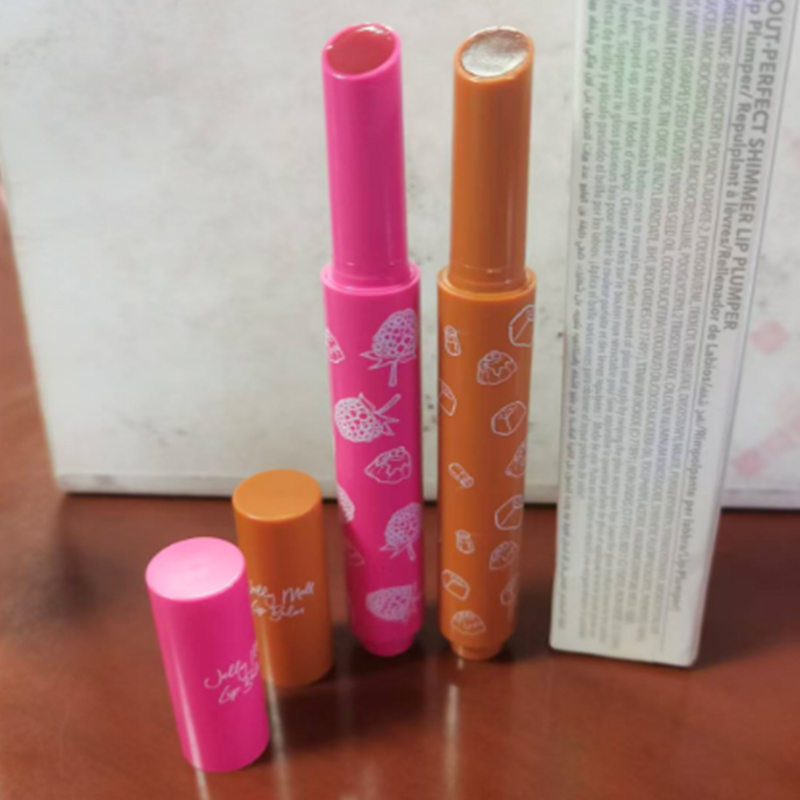 Поцелуй влаги нажатой на помад на весь день.